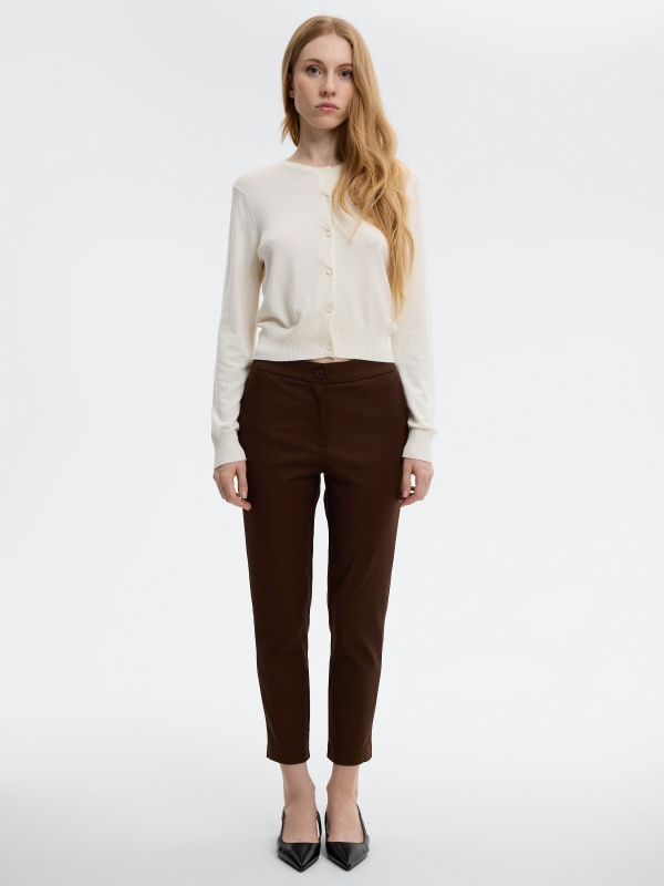 Pantalón slim pinzas tiro medio taupe vista general frontal