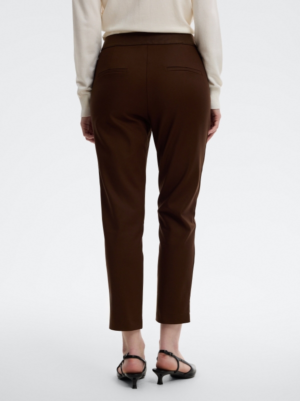 Pantalón slim pinzas tiro medio taupe vista media trasera