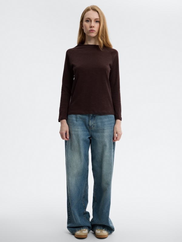 Basic boat neck t-shirt chocolate front view