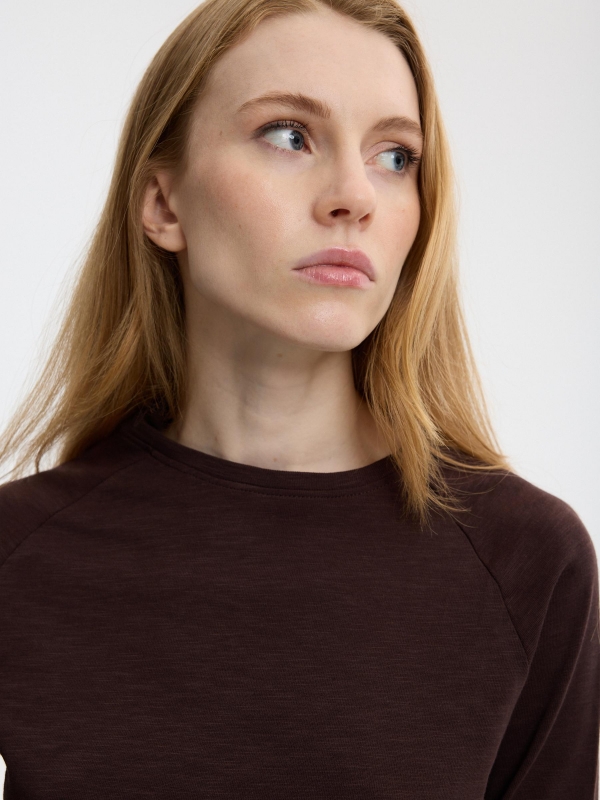 Basic boat neck t-shirt chocolate detail view