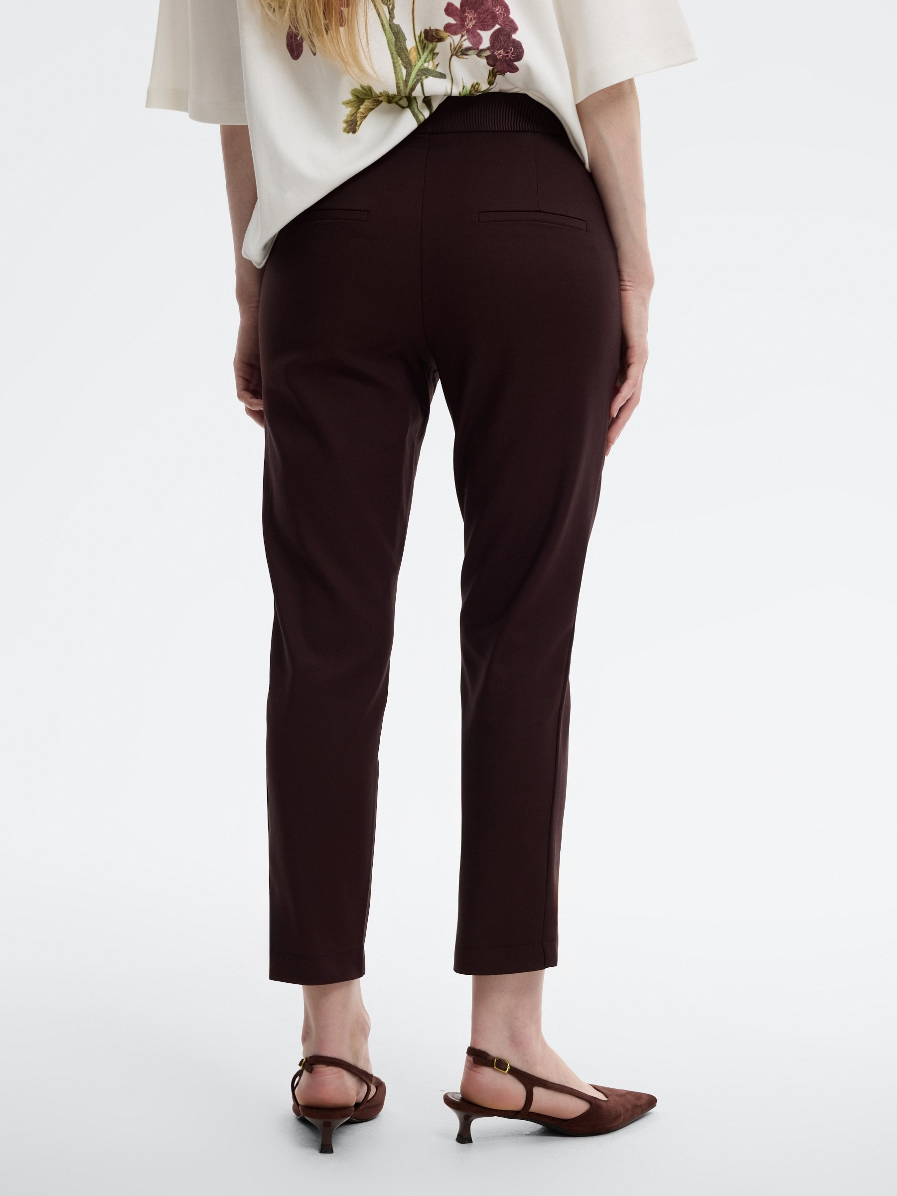 Slim pleated mid-rise pants chocolate front view