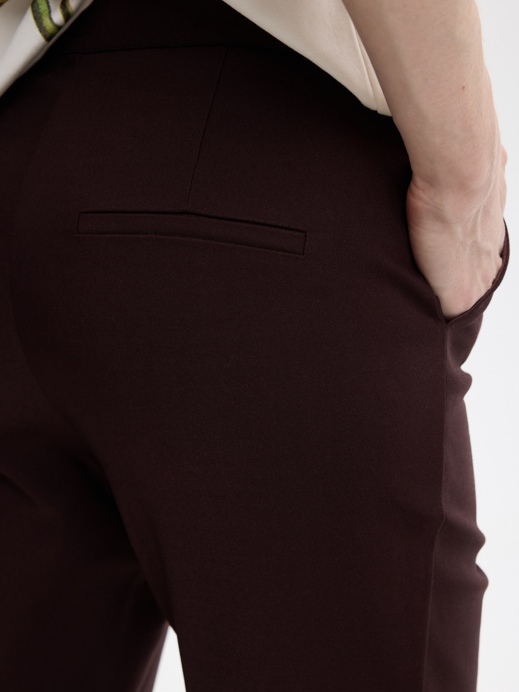 Slim pleated mid-rise pants chocolate front view