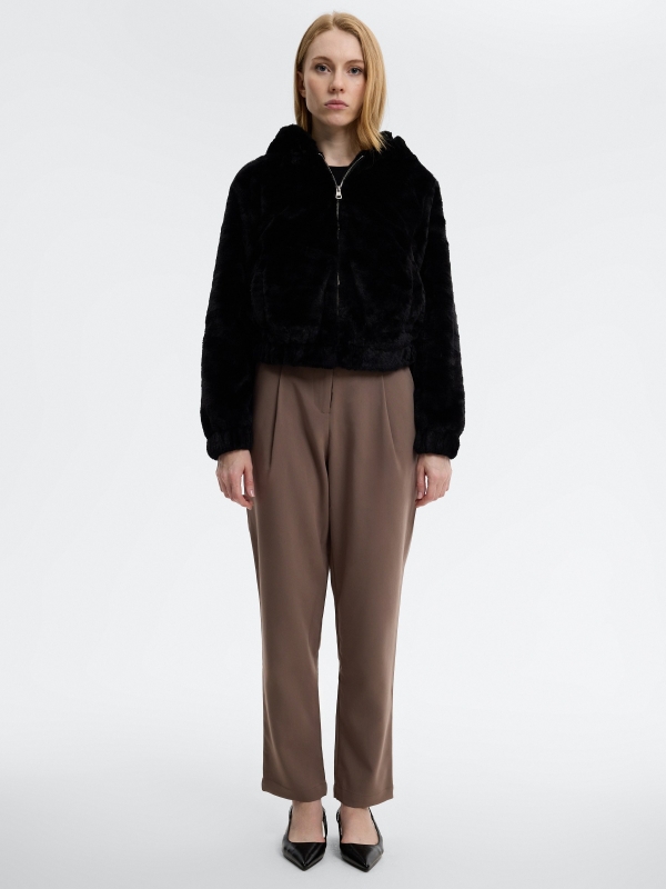 Casaco de pelo com capuz preto vista geral frontal