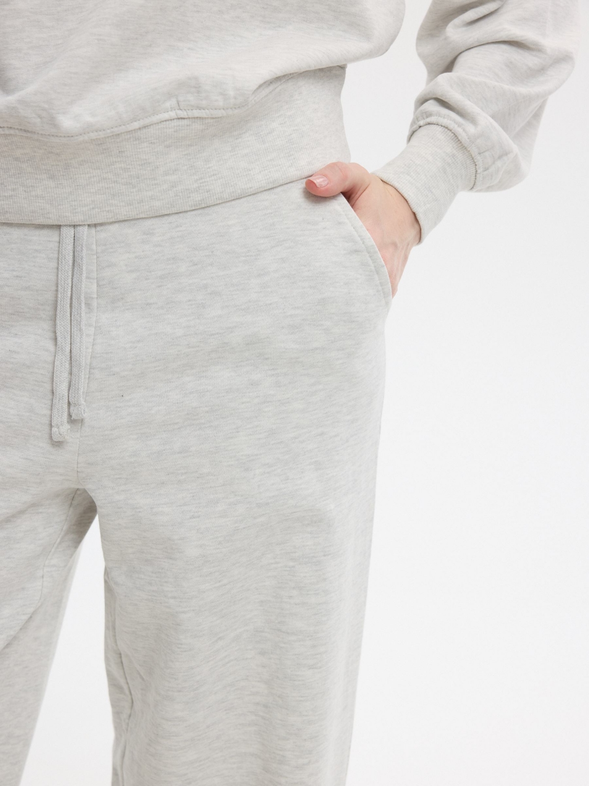 Pantalón chándal felpa liso tiro alto melange claro vista detalle