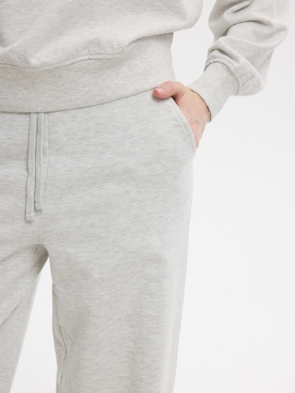 Calça de moletom felpuda lisa de cintura alta melange claro vista detalhe