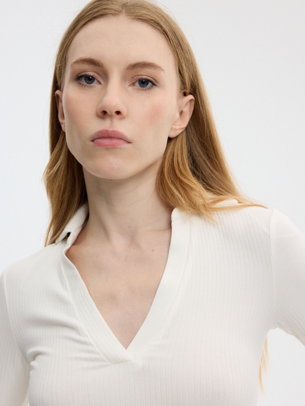 Polo básico canalé slim blanco roto vista detalle