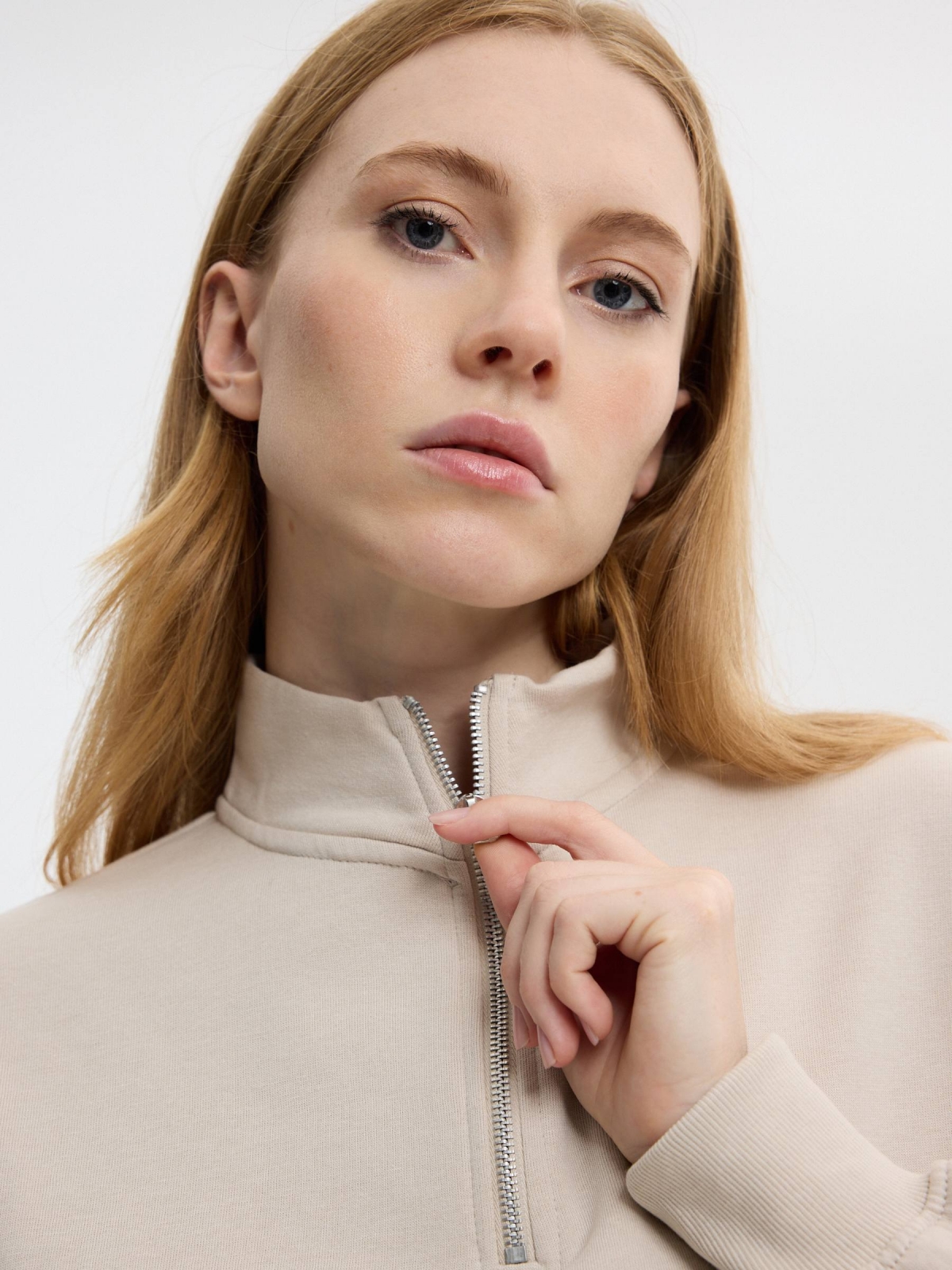 Basic mock-neck sweatshirt with zipper raw detail view