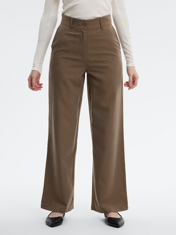 Pantalón recto rayas tiro medio taupe vista media frontal