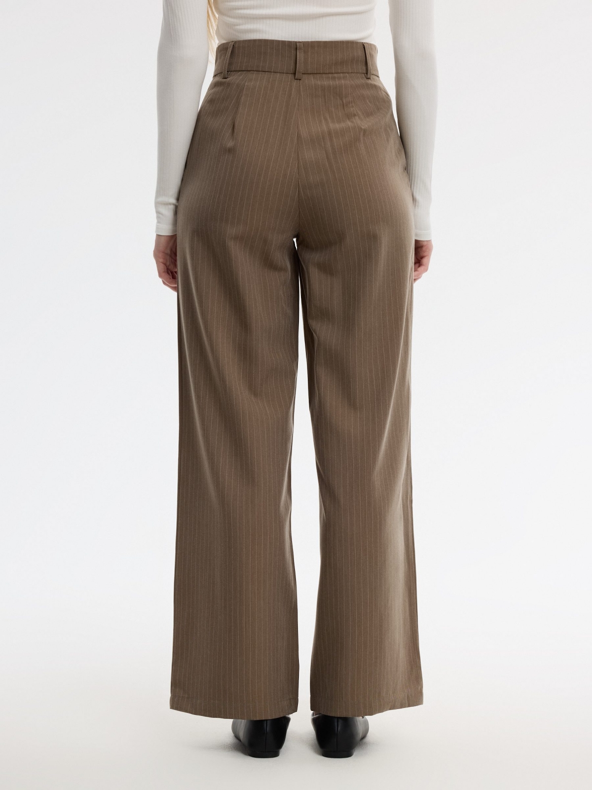 Pantalón recto rayas tiro medio taupe vista media trasera
