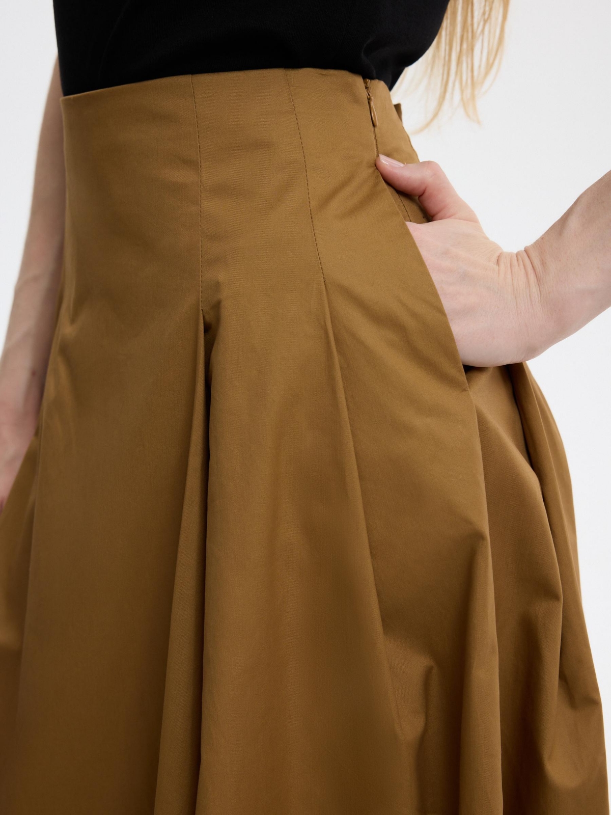Saia midi evasê de algodão ocre vista detalhe