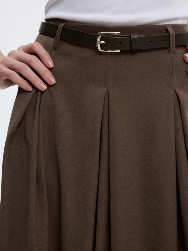 Saia midi evasê de viscose lisa taupe vista detalhe