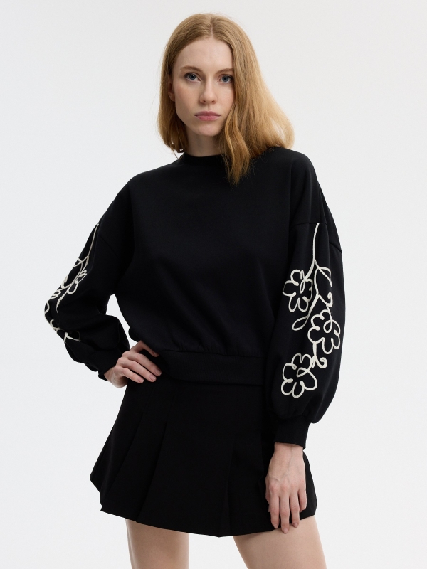 Embroidered oversized balloon-sleeve sweatshirt black middle front view