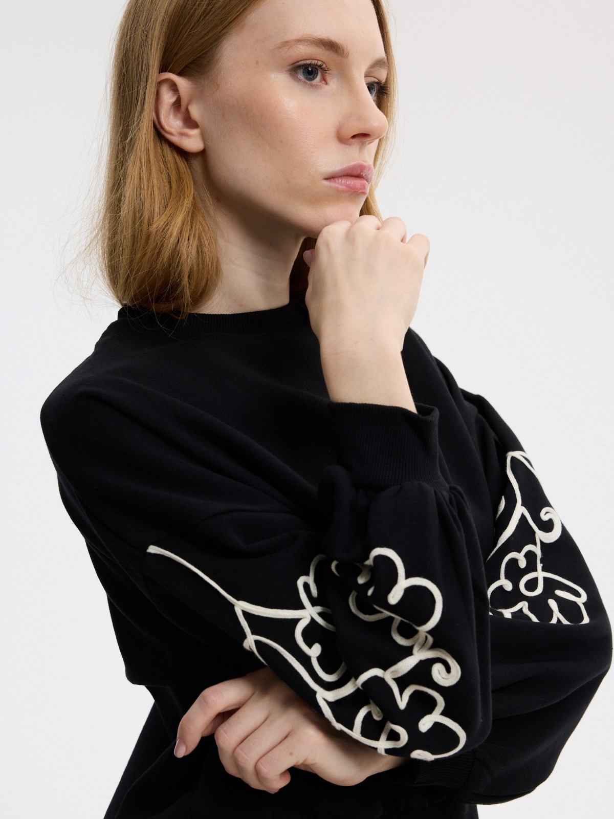 Embroidered oversized balloon-sleeve sweatshirt black detail view