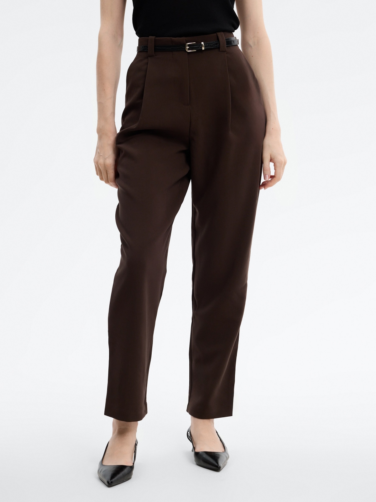 Calça fluida com pregas e cinto chocolate vista meia frontal