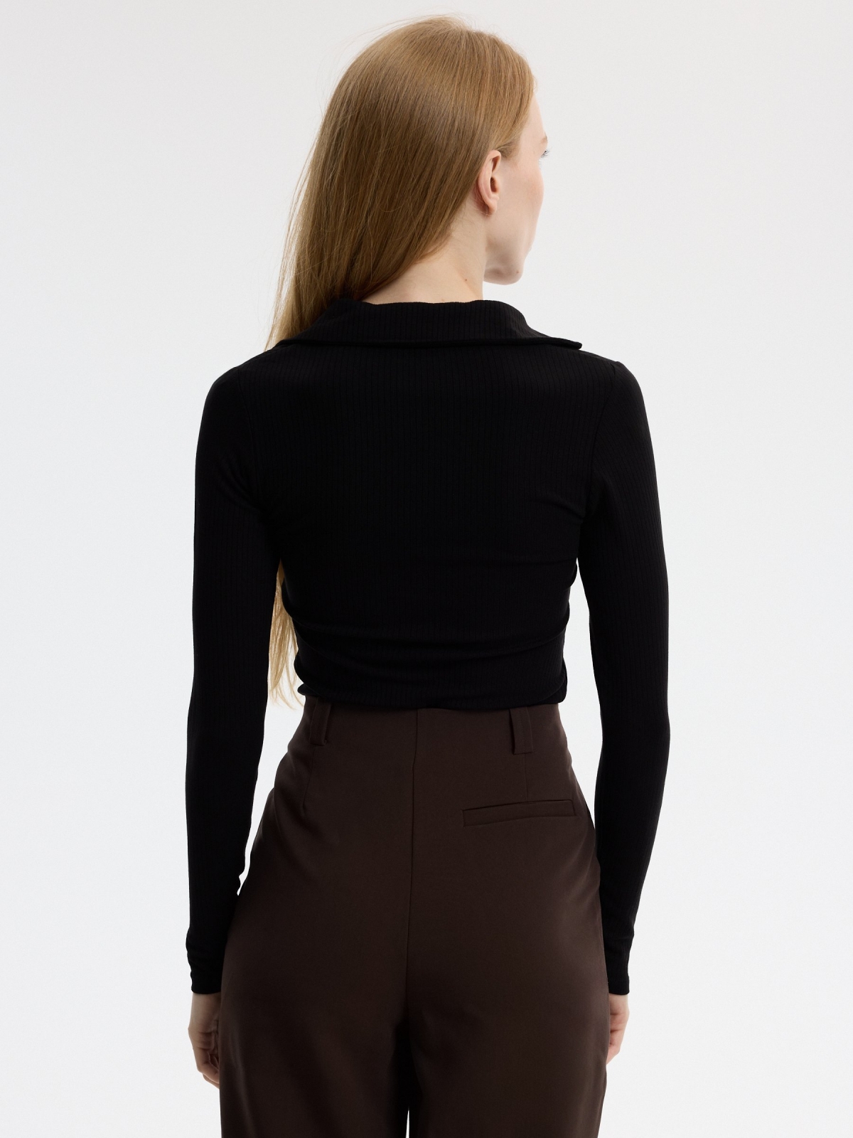 Polo básico canelado slim preto vista meia traseira