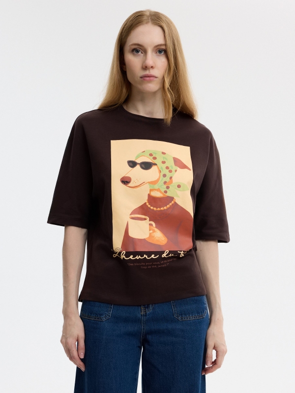 Camiseta oversize rústica perro chocolate vista media frontal