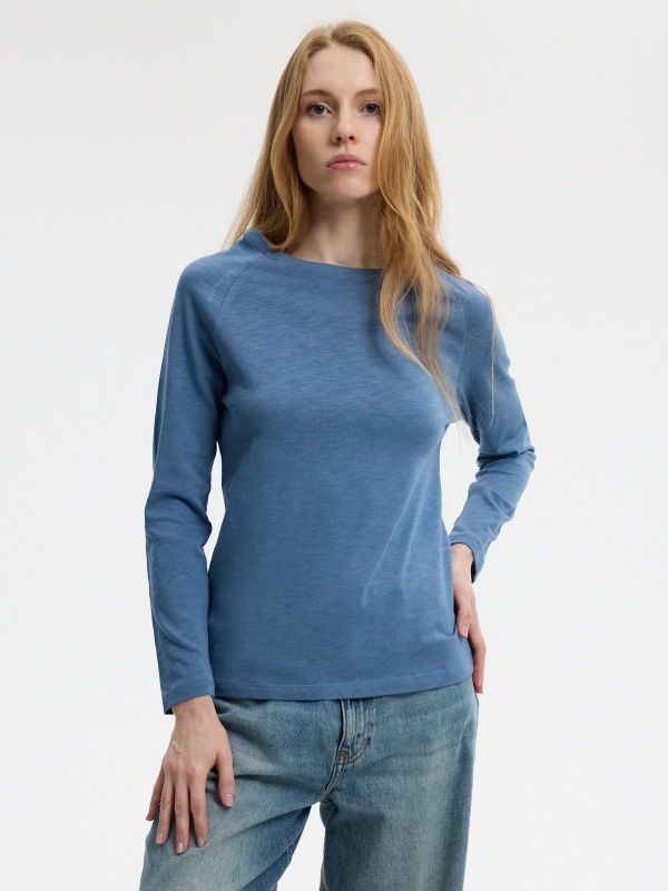 Camiseta básica lavado azul acero vista detalle