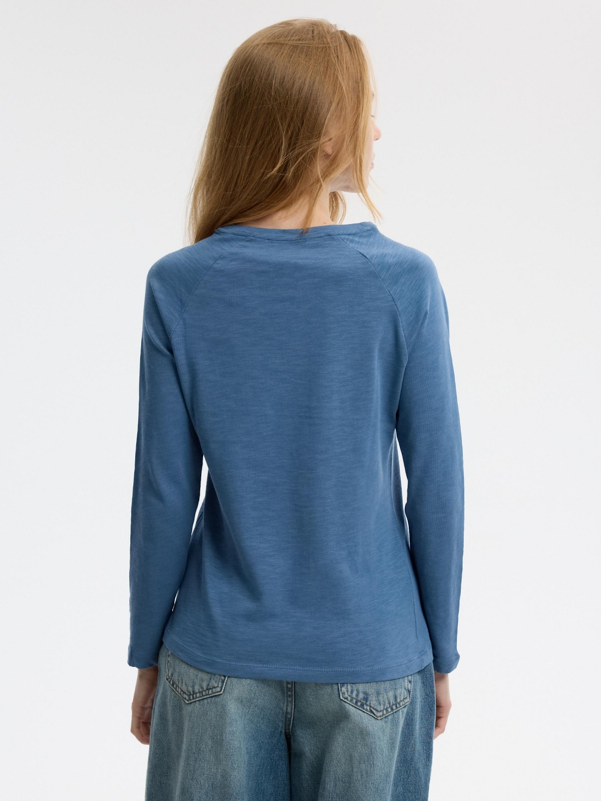 Camiseta básica lavado azul acero vista detalle