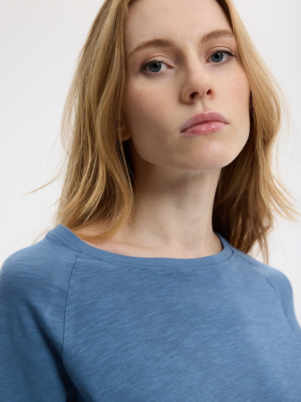 Camiseta básica lavado azul acero vista detalle
