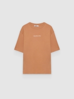 %Pto% Camiseta oversize algodón texto marrón tierra vista frontal