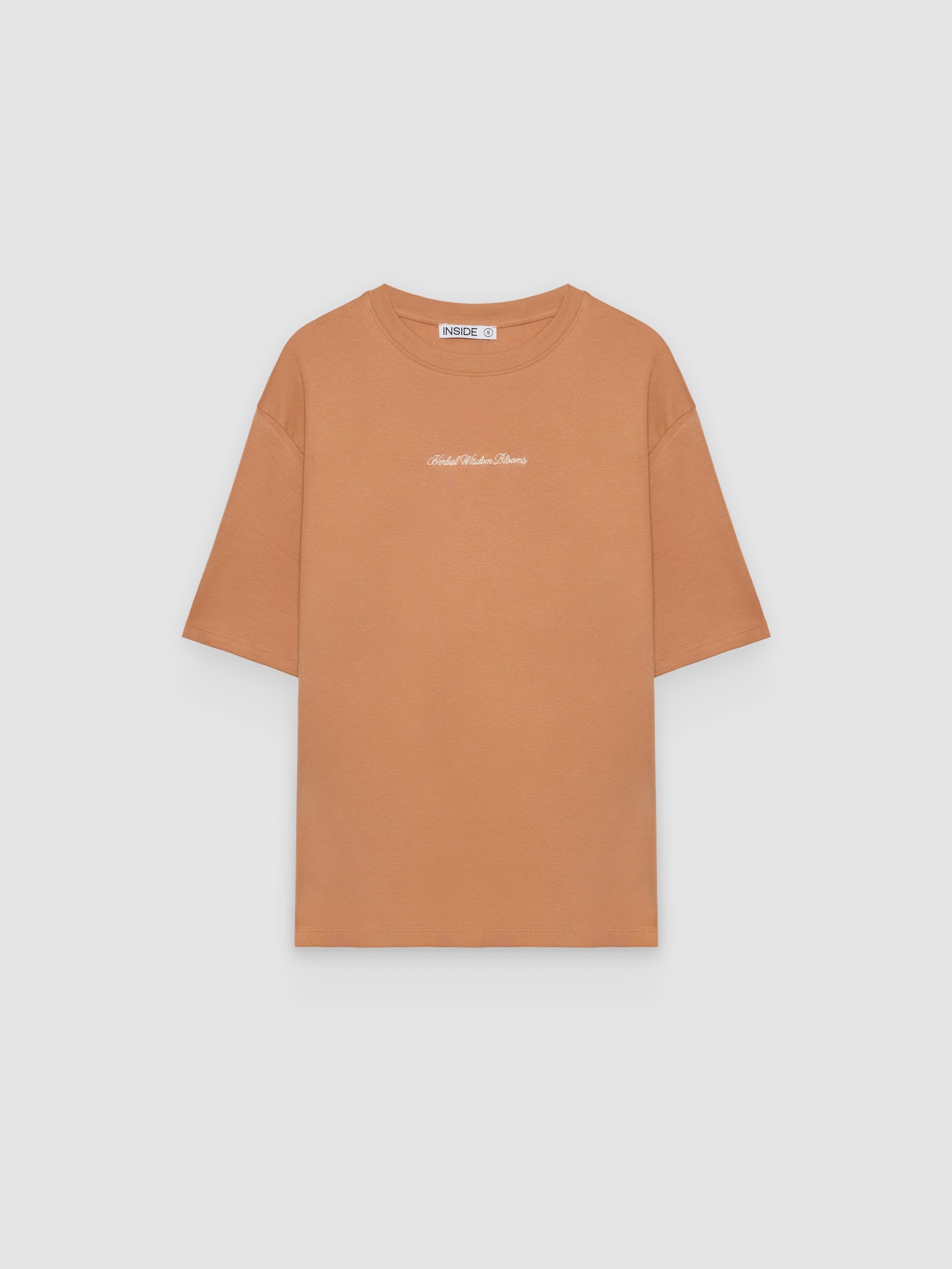  Camiseta oversize algodón texto marrón tierra vista frontal