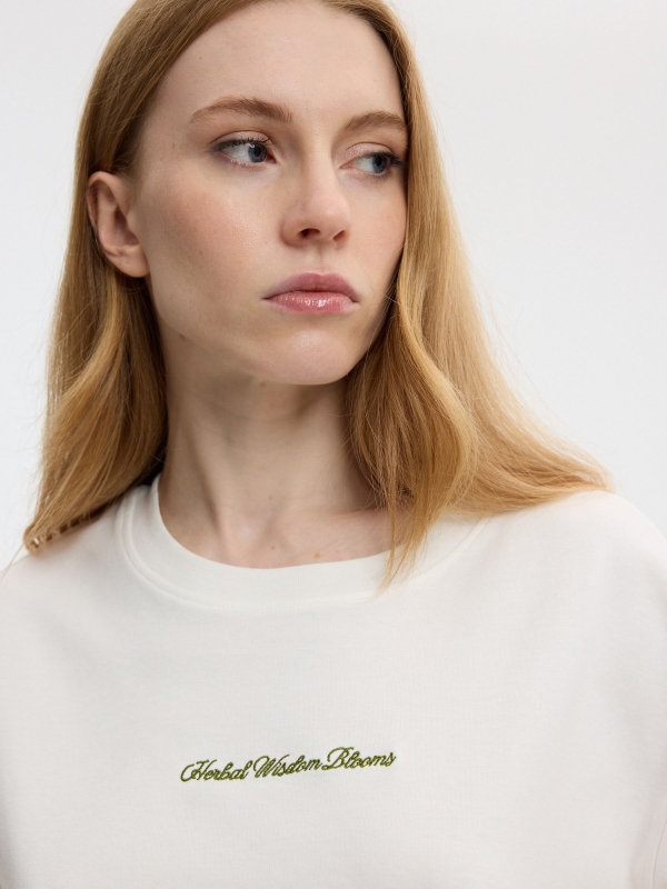 Camiseta oversize algodón texto blanco roto vista detalle