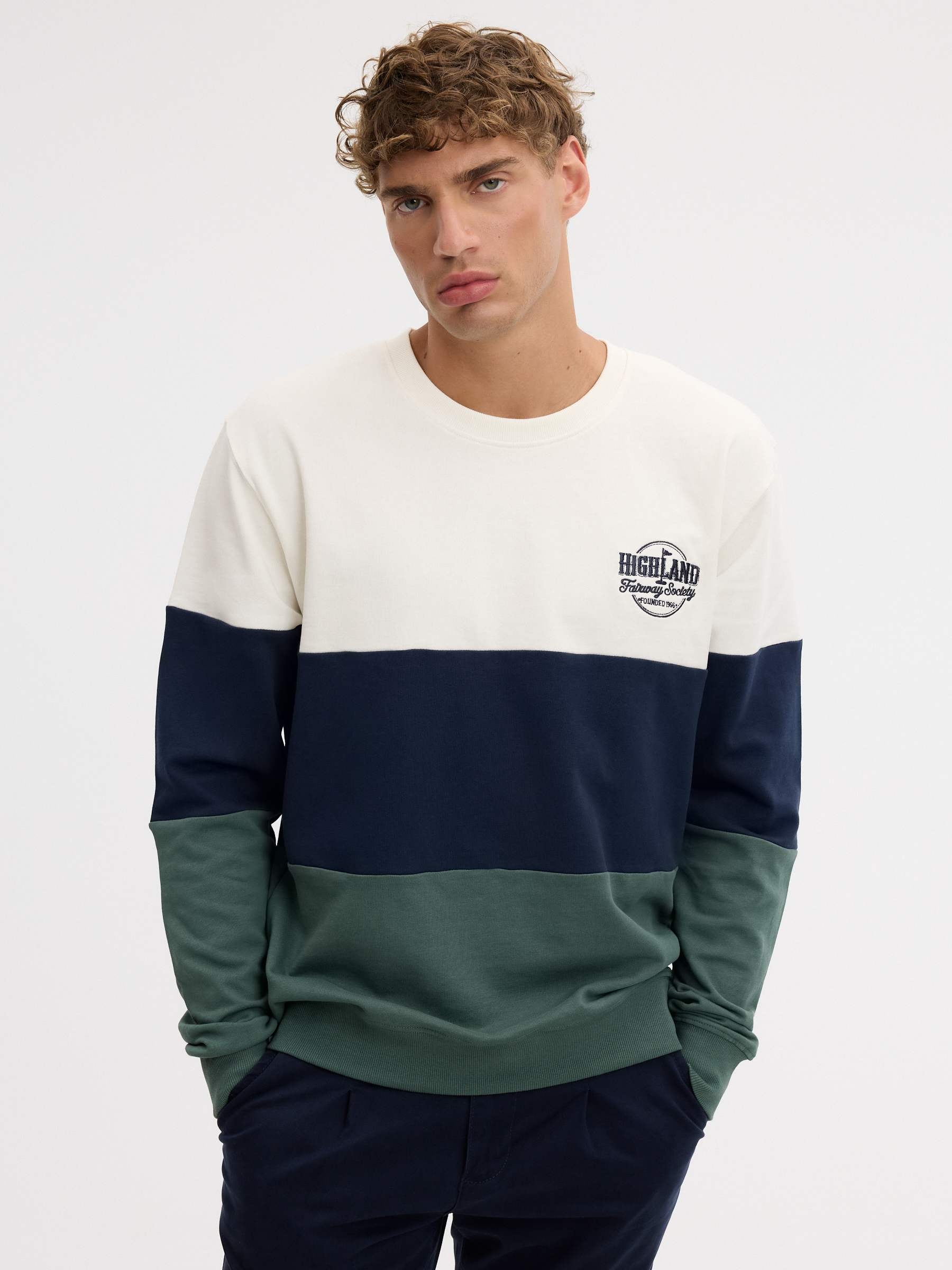 Sudadera color block oversize verde vista media frontal