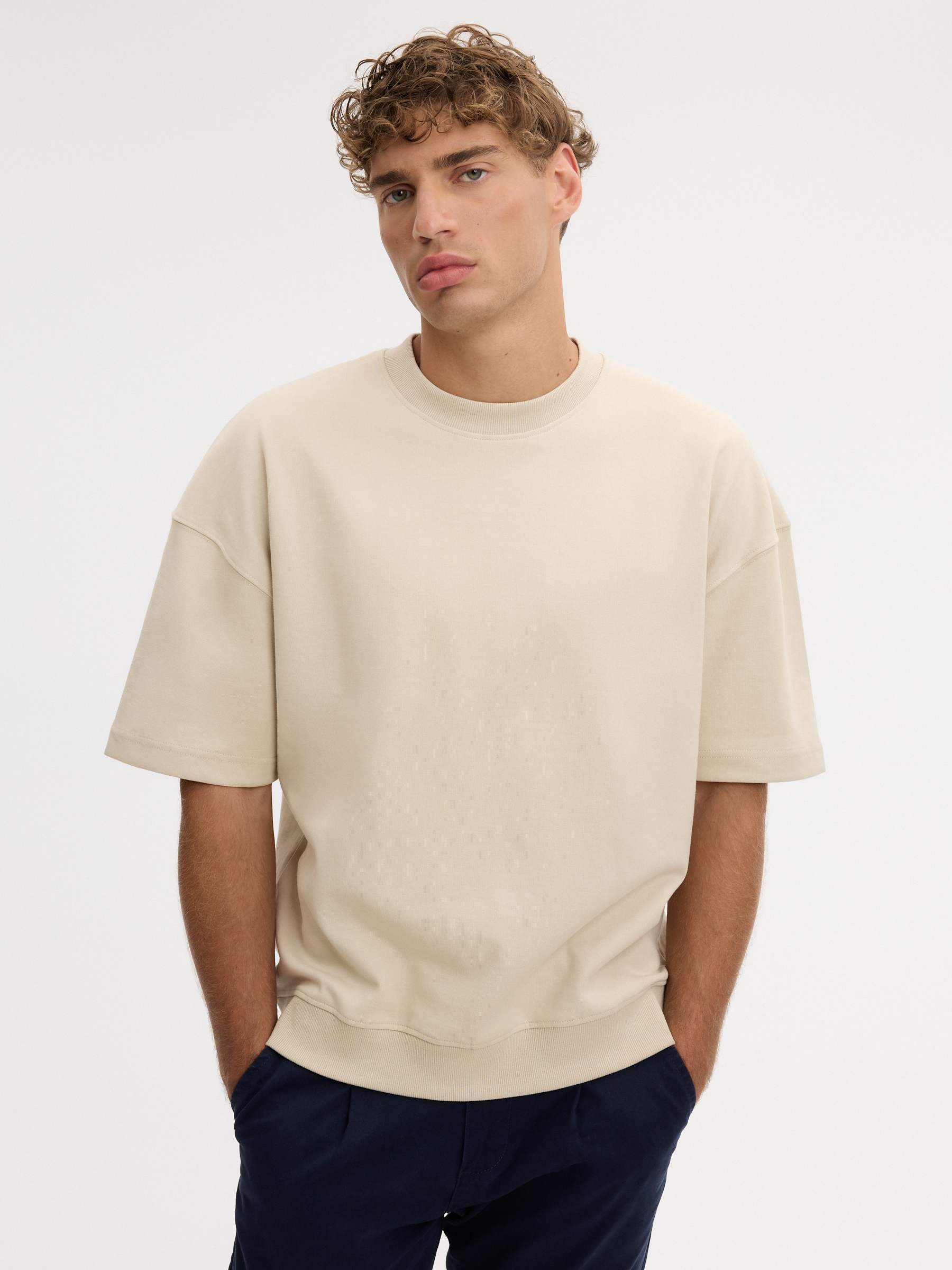 Camiseta lisa de manga curta crua vista meia frontal
