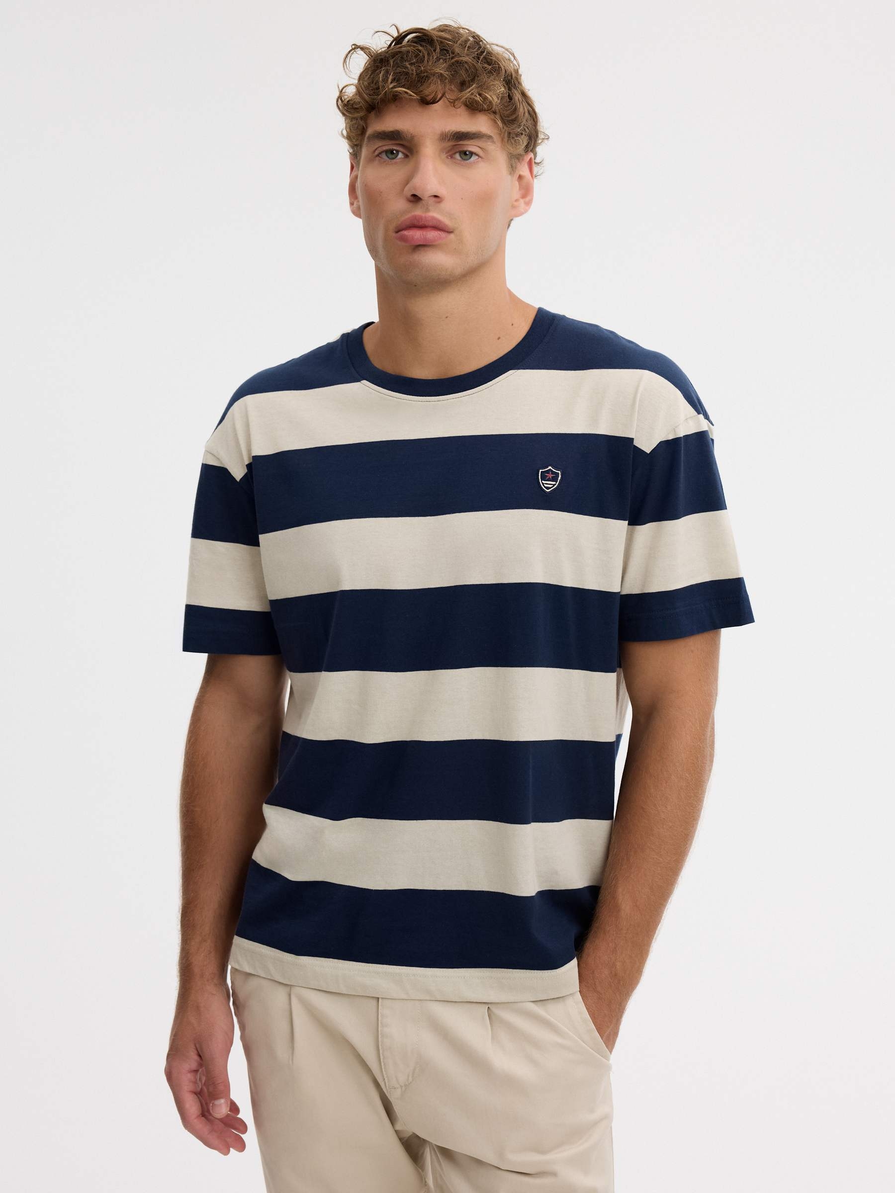 Camiseta rayas marineras azul marino vista media frontal