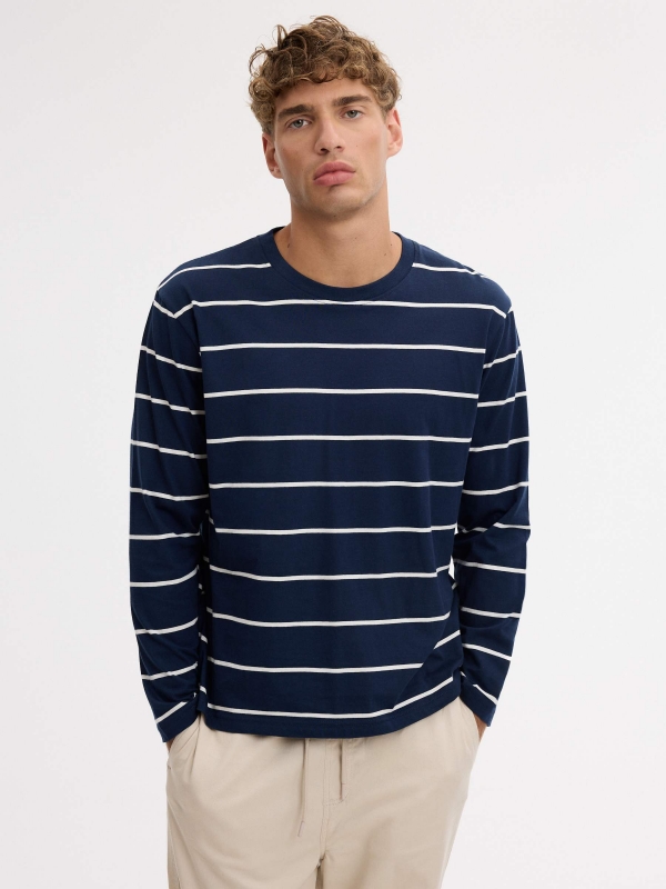 Camiseta de manga longa listrada azul marinho vista meia frontal