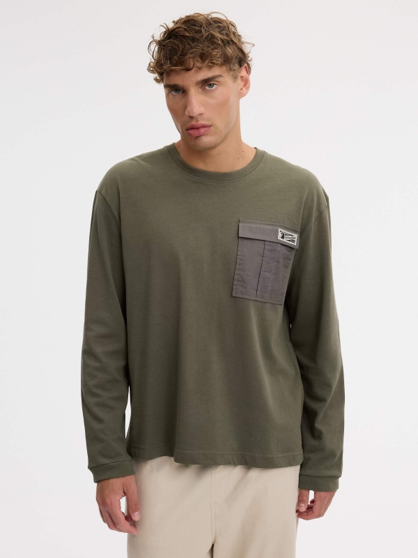 Camiseta com bolso manga longa cáqui vista meia frontal