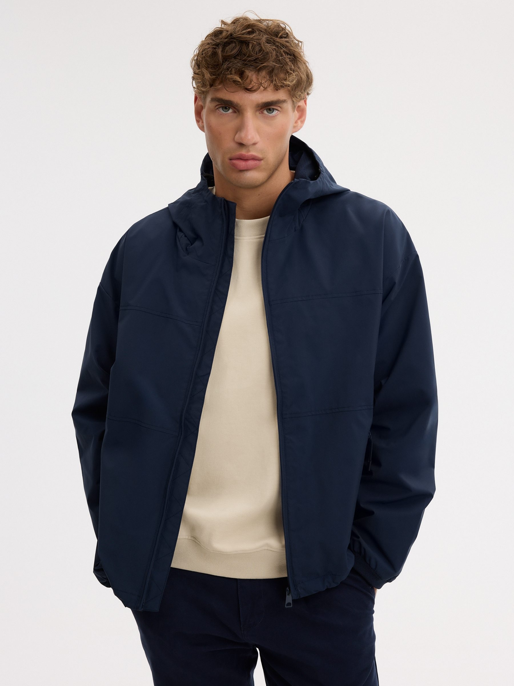 Cazadora nylon ligera con capucha azul marino vista media frontal