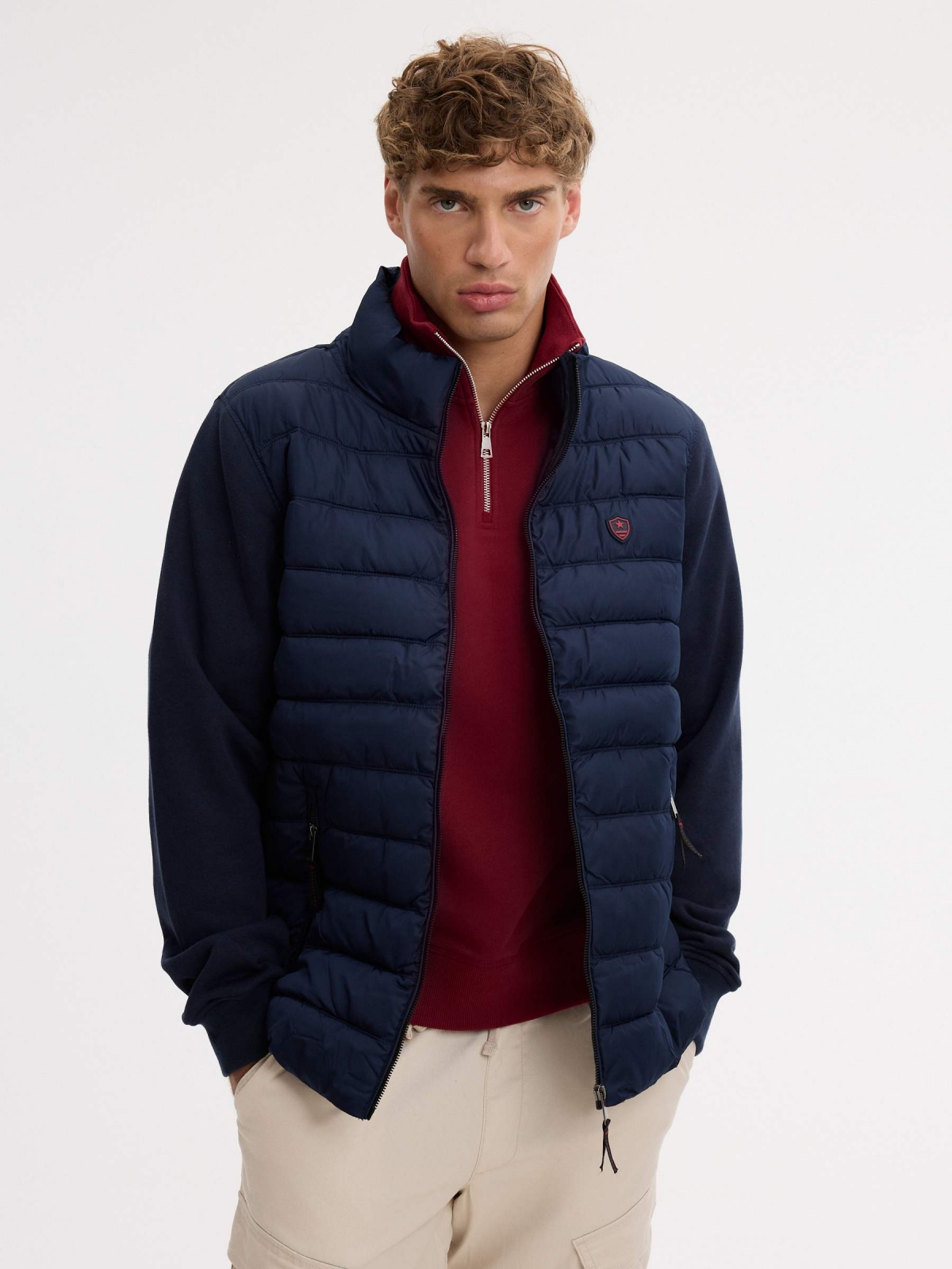 Jaqueta acolchoada de nylon regular azul marinho vista meia frontal