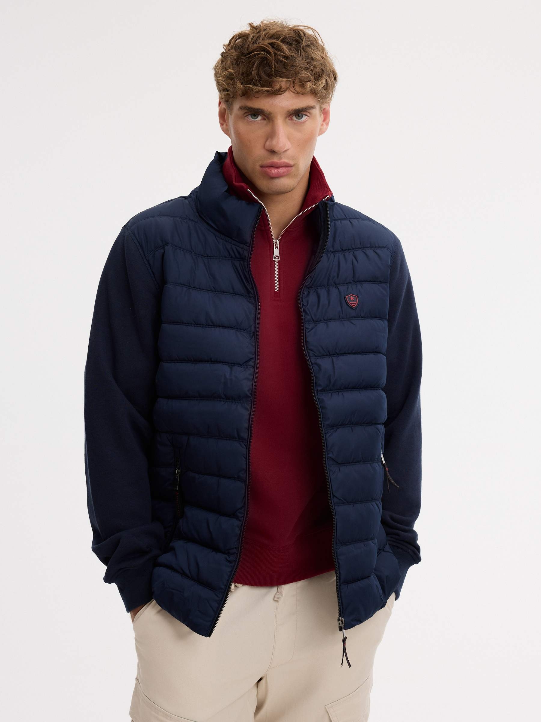 Jaqueta acolchoada de nylon regular azul marinho vista meia frontal