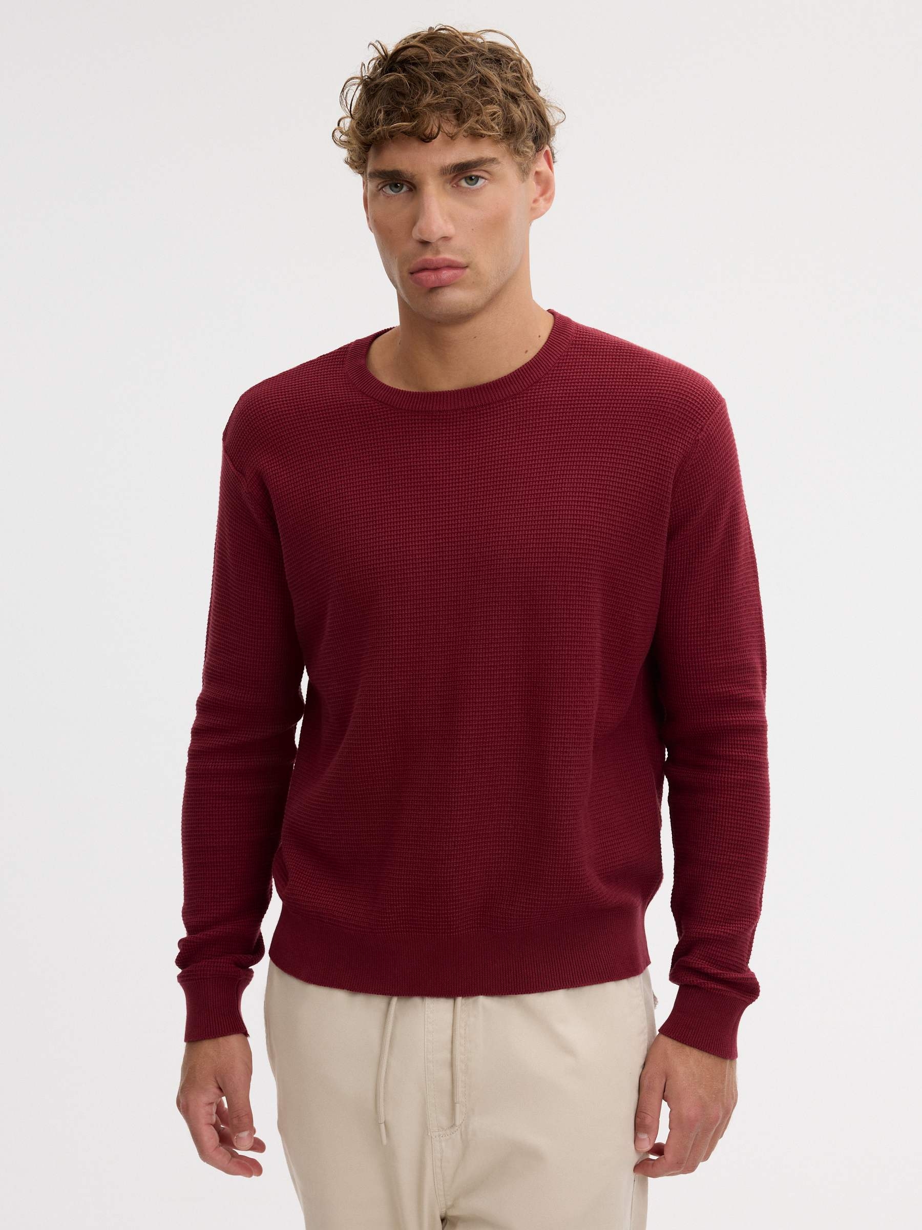 Regular plain-knit crew-neck sweater garnet middle front view