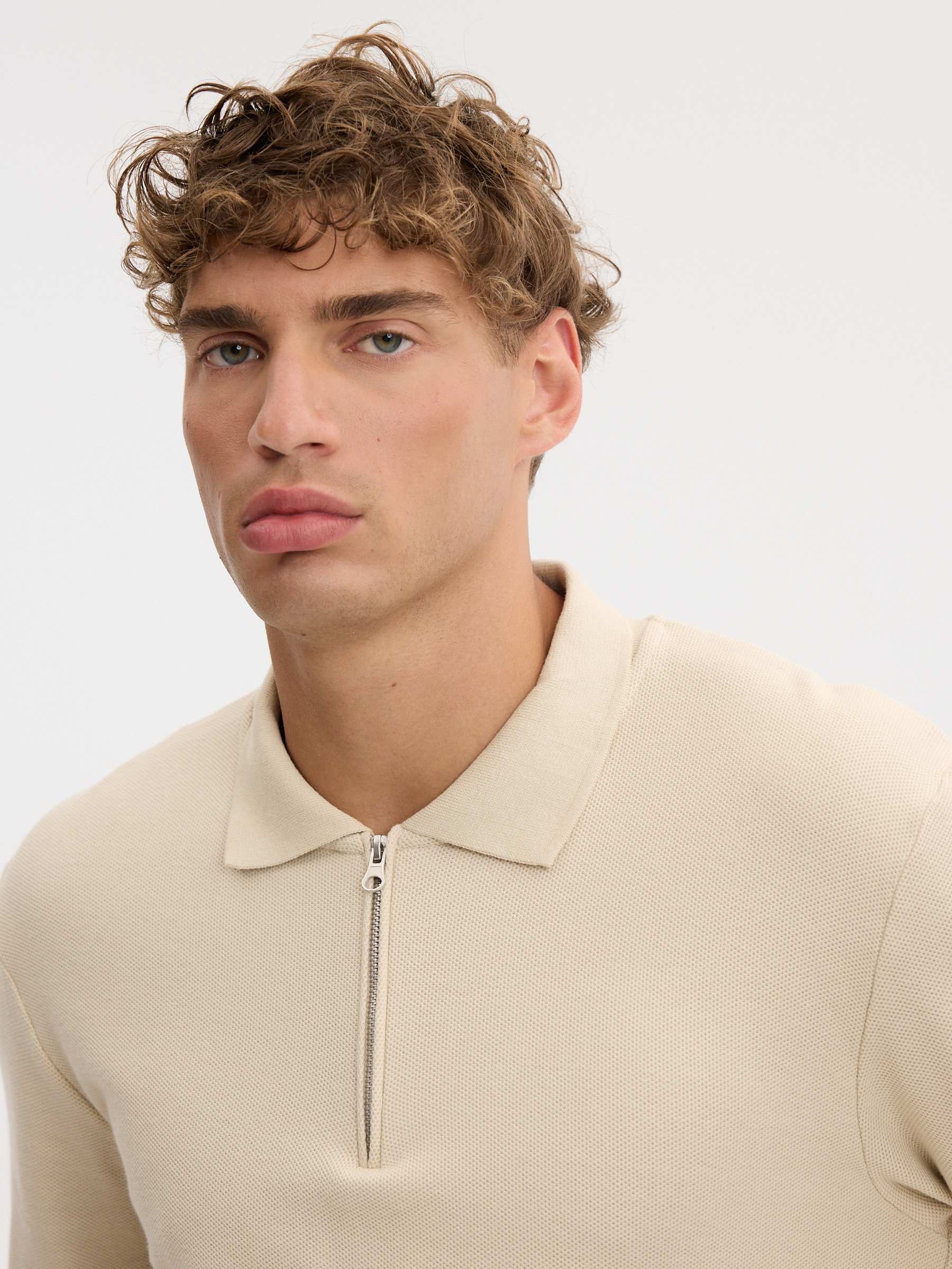 Polo oversized de manga longa liso crua vista meia frontal