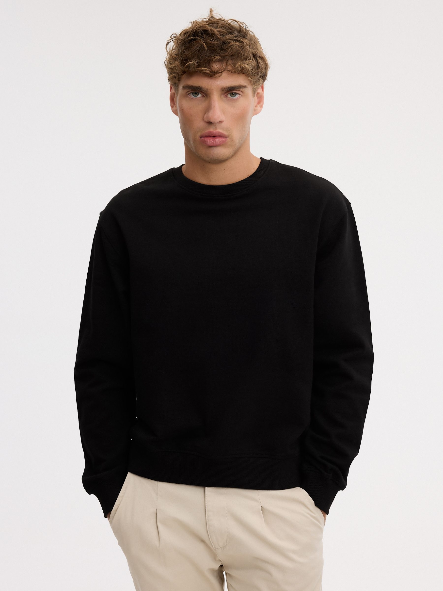 Moletom básico oversized preto vista meia frontal