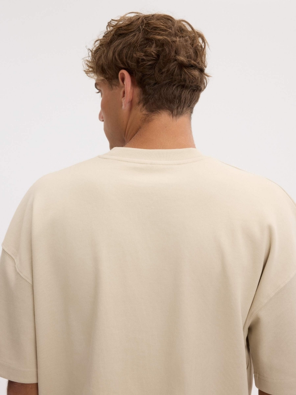 Camiseta lisa de manga curta crua vista detalhe