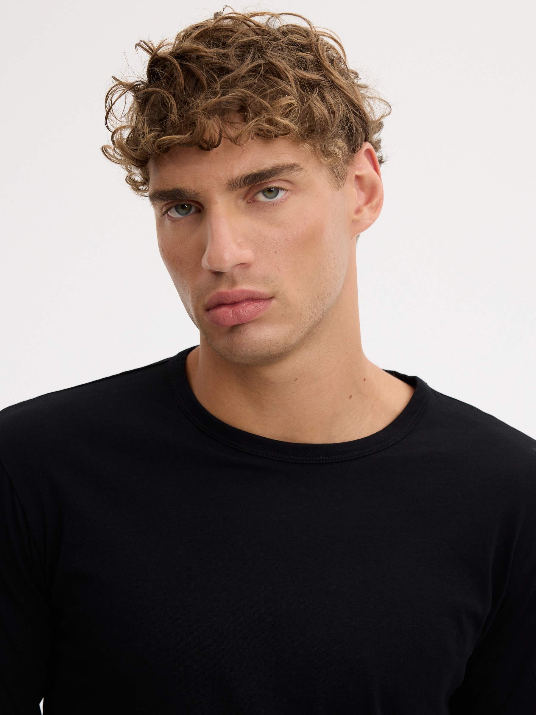 Camiseta básica manga larga negro vista media frontal