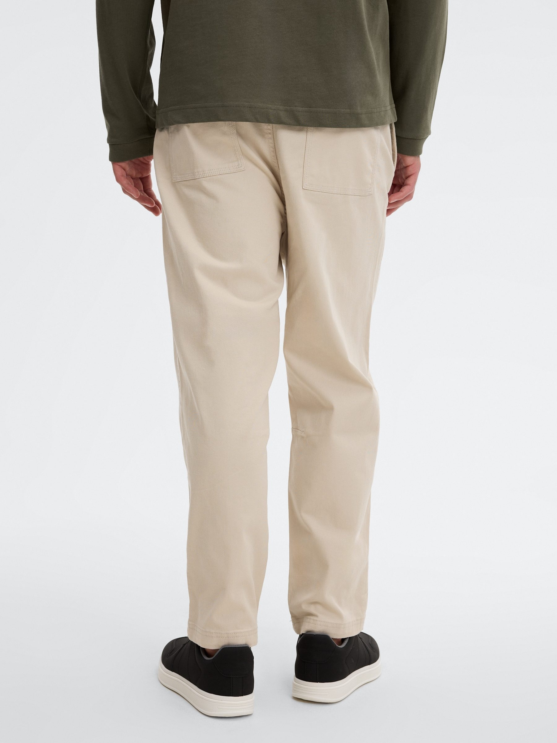 Calça chino slim de cintura alta bege vista geral frontal