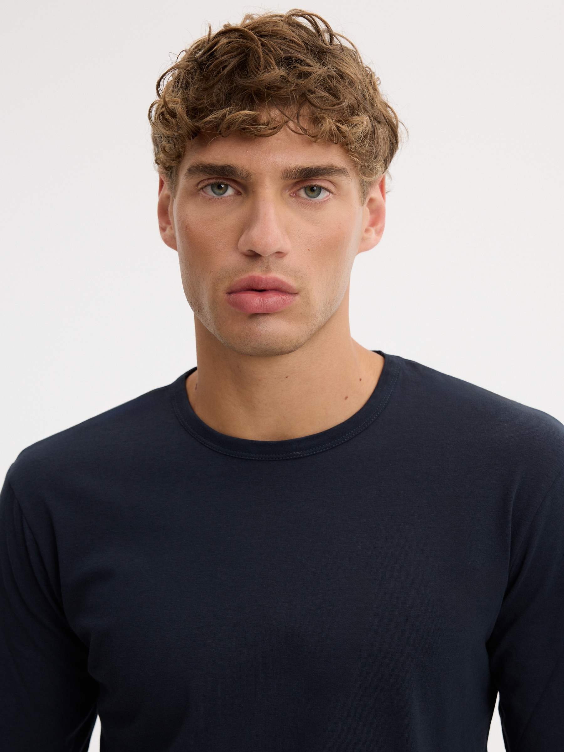 Basic long sleeve t-shirt blue middle front view