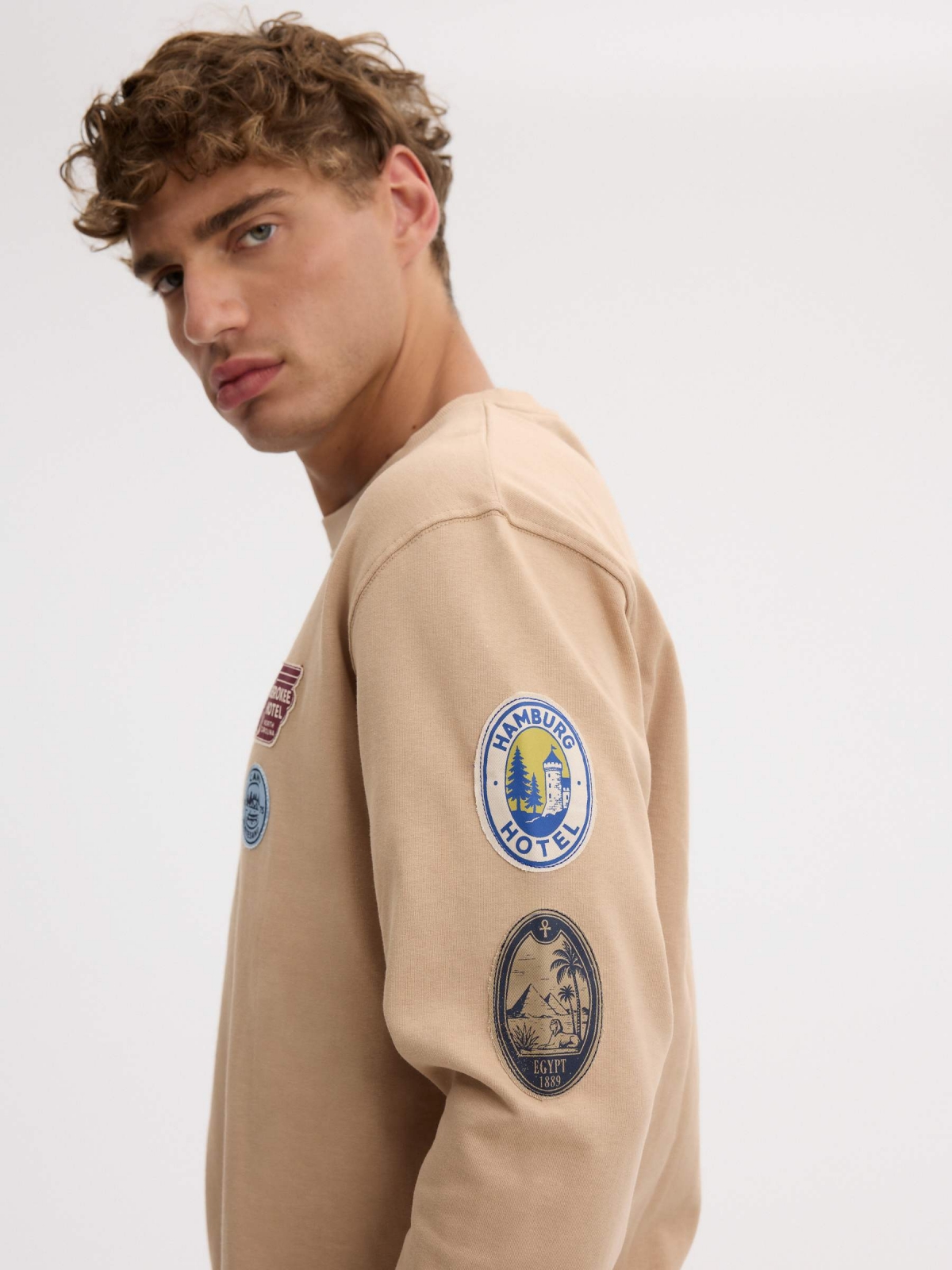 Moletom estampado travel bege vista detalhe