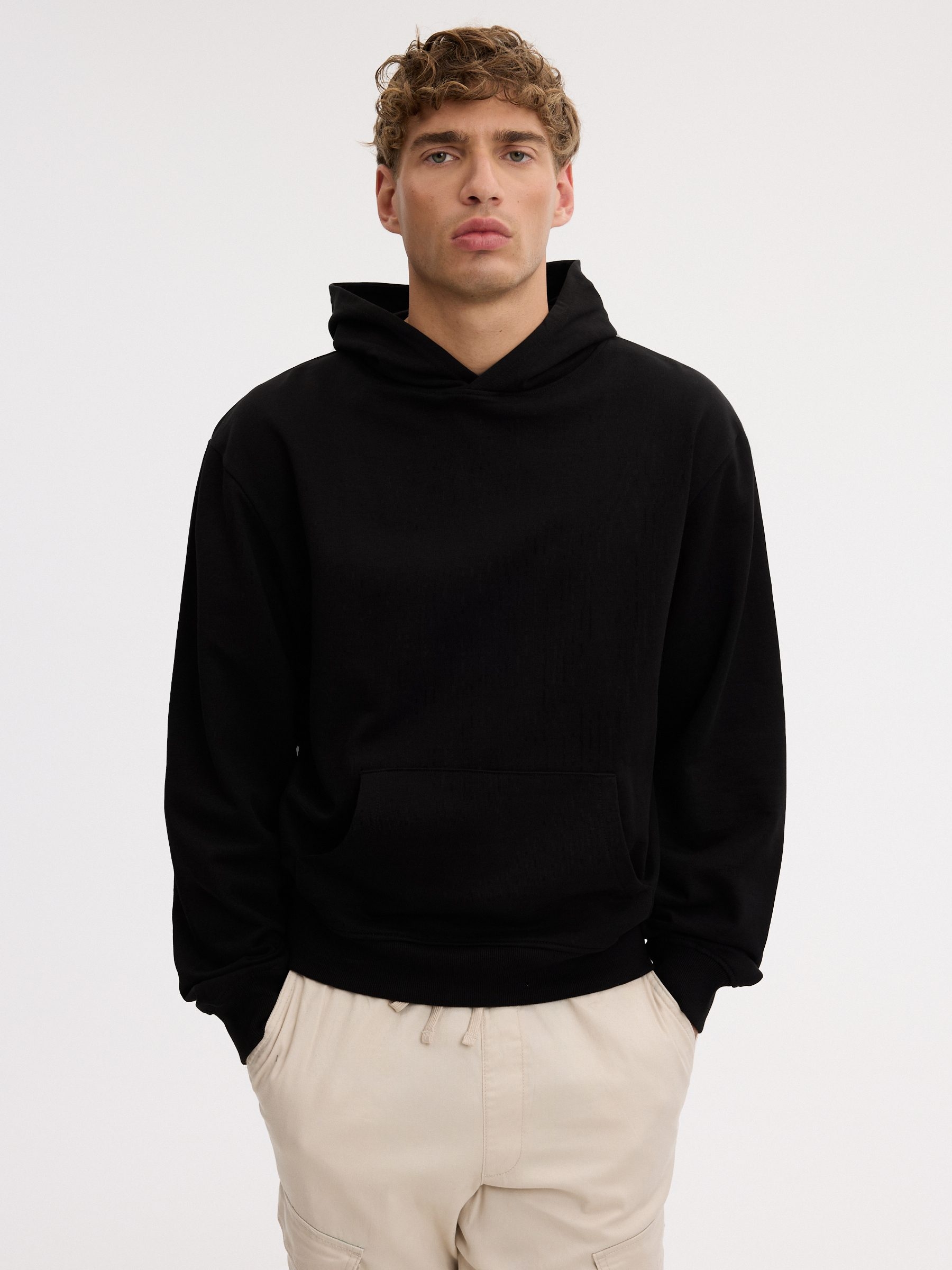Moletom básico regular com capuz preto vista meia frontal