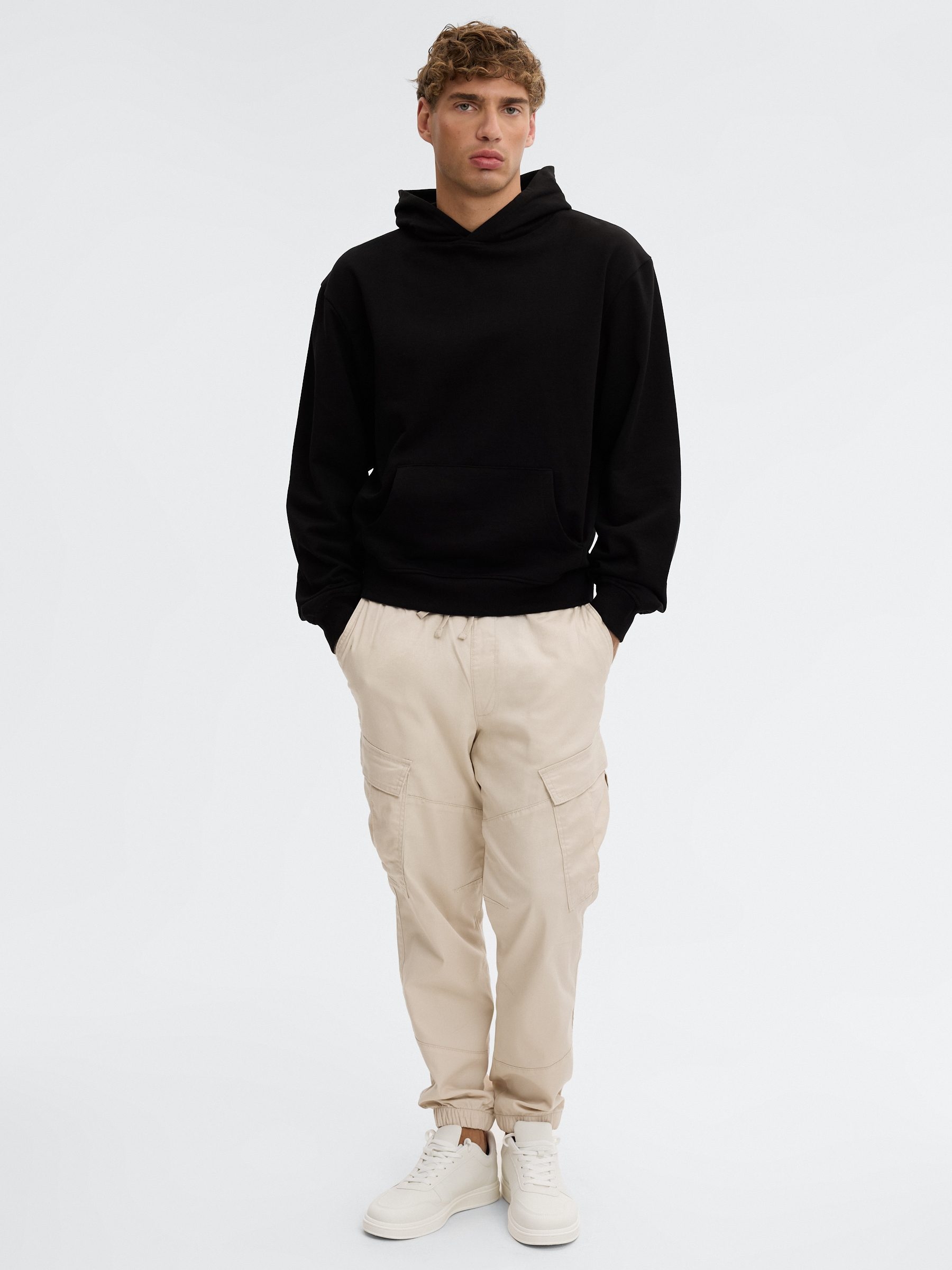 Sudadera capucha básica regular negro vista media frontal