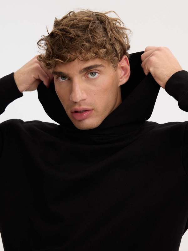 Sudadera capucha básica regular negro vista detalle