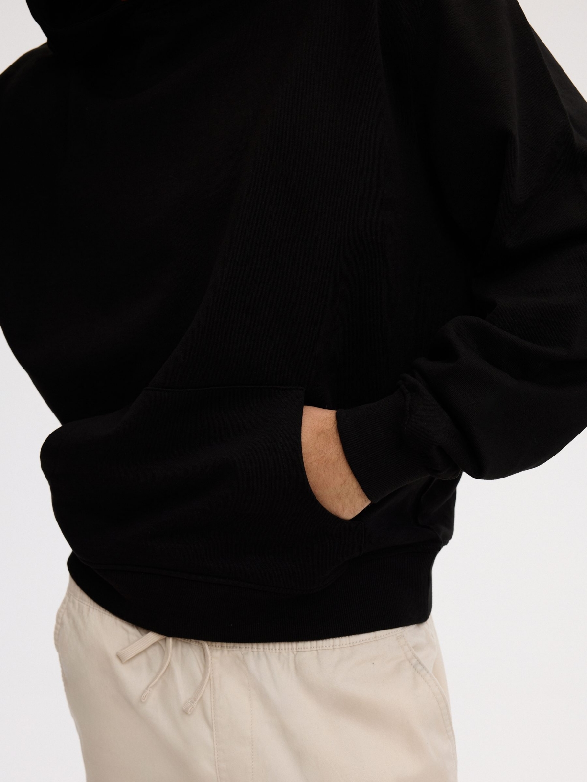 Sudadera capucha básica regular negro vista detalle