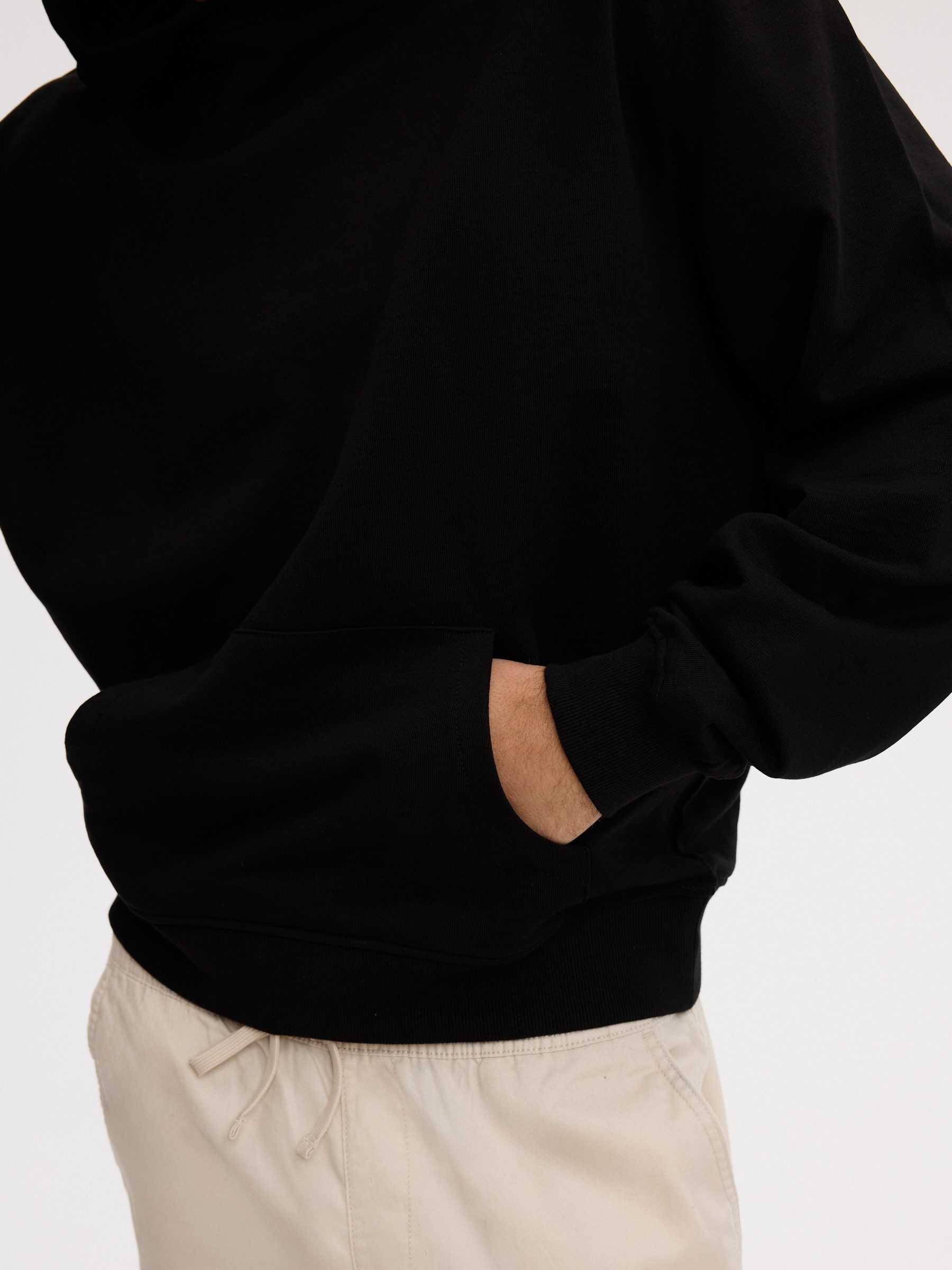 Sudadera capucha básica regular negro vista media frontal