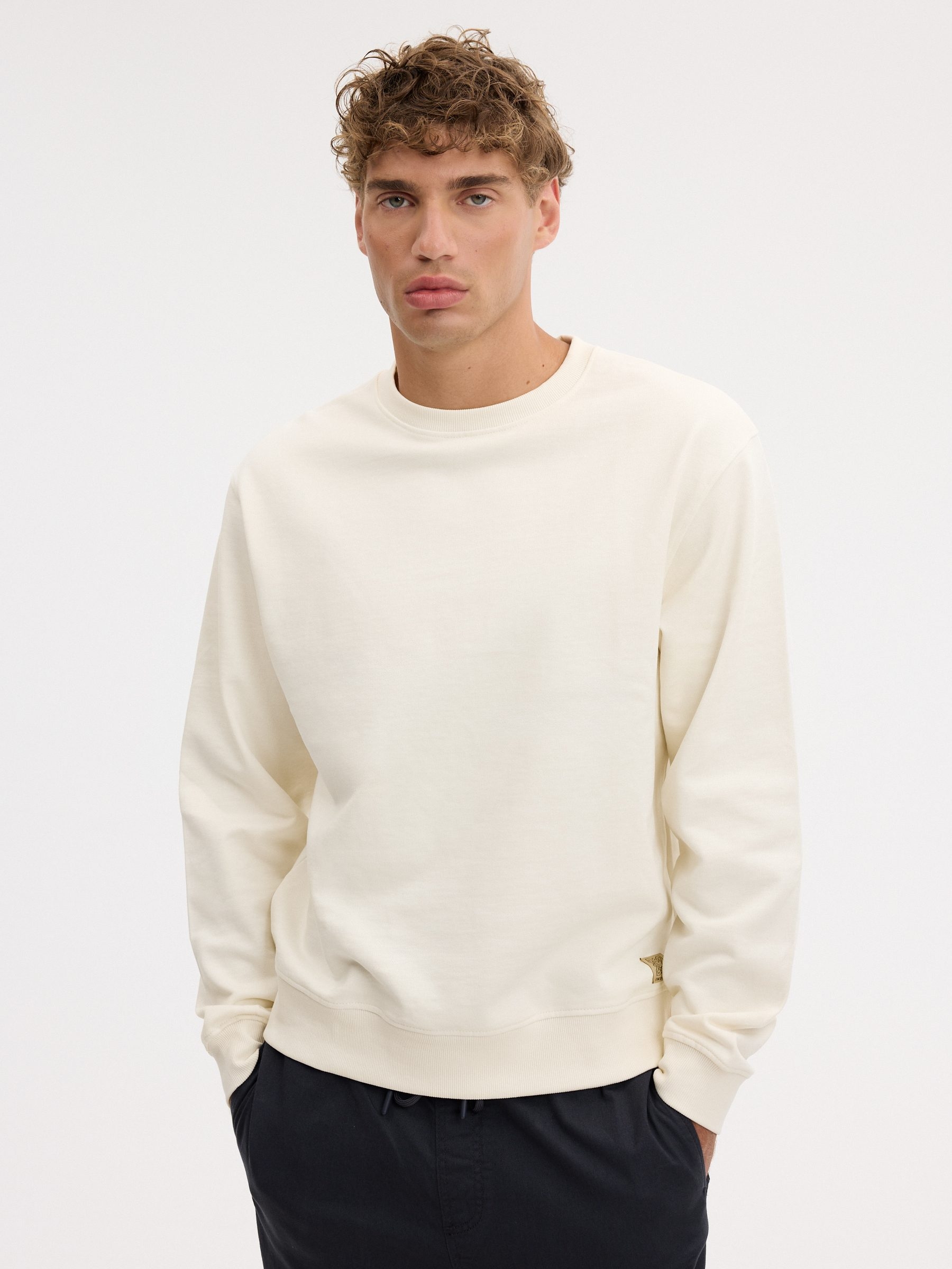 Sudadera básica oversize crudo vista media frontal