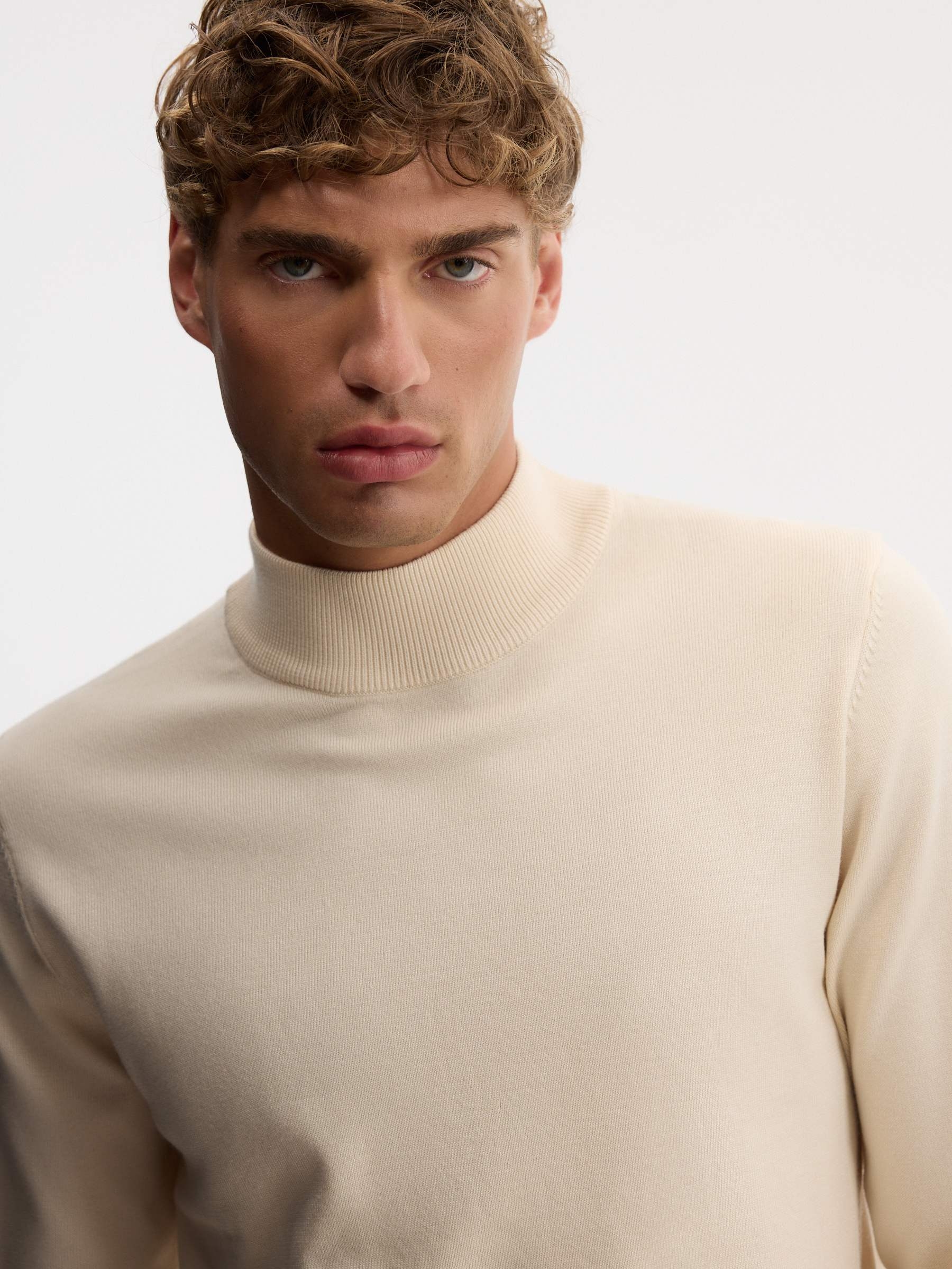 Jersey básico cuello alto regular crudo vista media frontal