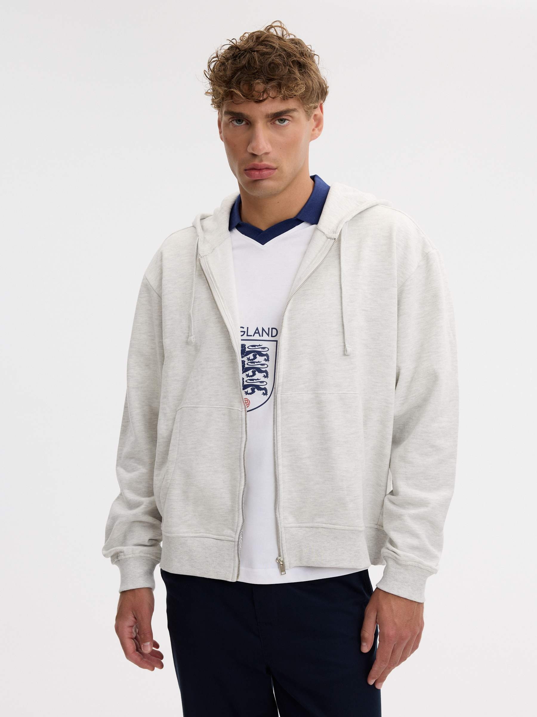  Moletom oversized com zíper e capuz cinza claro vigoré vista frontal